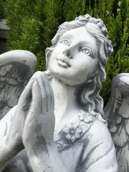 Mooie engel, graf engel, vol-steen, antiek wit.